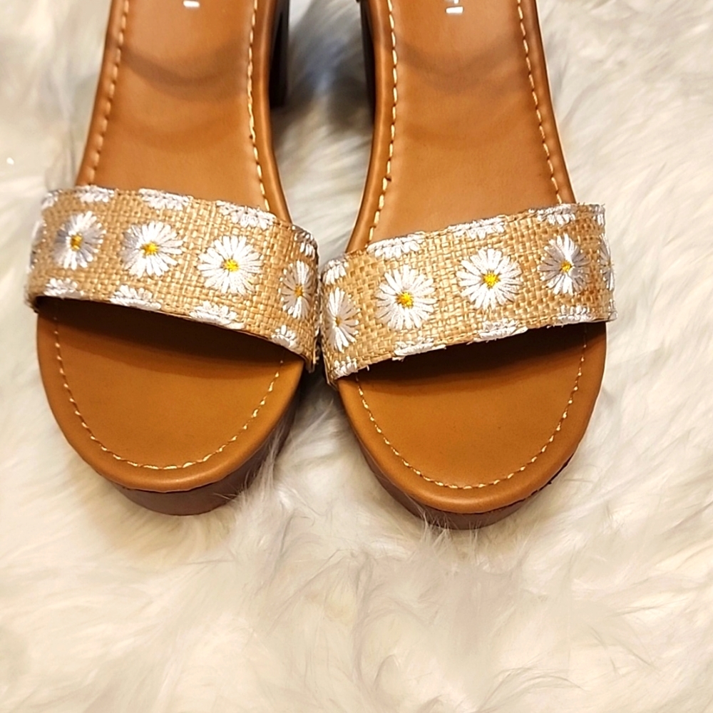 Women's Sandals - Picture 3 of 8